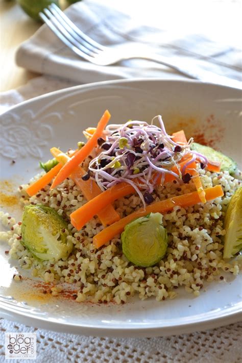 Grazie ai suoi brevi tempi di cottura, il bulgur è di fatto uno degli ingredienti più semplici e versatili da utilizzare in cucina. Bulgur e quinoa rossa con verdure al vapore