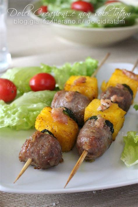 Salsiccia in umido realizzata interamente con i prodotti de l'agricoltura a tavola, il luogo dove il made in italy è il protagonista. Spiedini di polenta e salsiccia, ideali come antipasto o ...