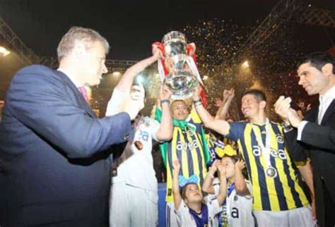 Türkiye'nin en başarılı takımlarından fenerbahçe, 112 yıllık geçmişini çok sayıda kupayla süslemiş durumda. Fenerbahçe Kupaları Müze - boombich