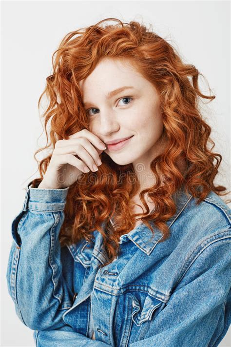 Portrait De La Jeune Fille Mignonne Avec Les Cheveux Bouclés Et Les Taches De Rousseur Rouges