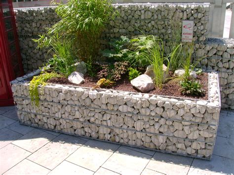 Sommerlicher garten im freien mit schwarzen und weissen steinen. Gabionen Hochbeet - Steine im Garten Shop | Gabionen ...