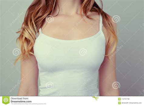 Die brustwarze (abgeleitet vom wort „warze) entspricht der zitze aller anderen säugetiere. Frau haare auf der brust. Haare auf der weiblichen Brust ...