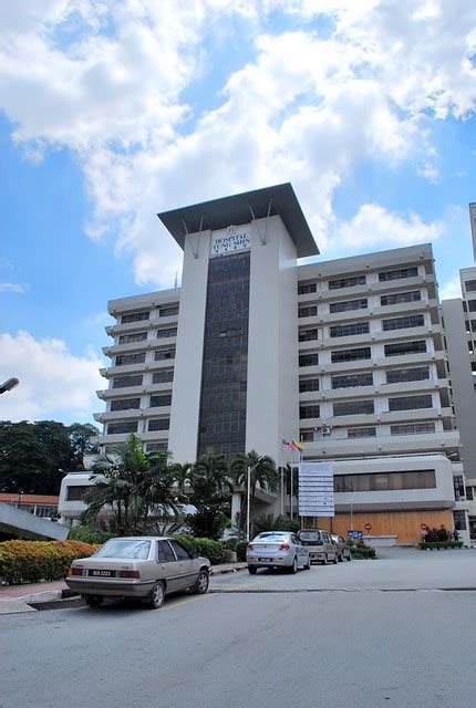 Tung shin hospital is one of the famous hospital in bukit bintang, kuala lumpur. 同善医院 / Tung Shin Hospital, Kuala Lumpur | 医院的新大楼。/ The new ...