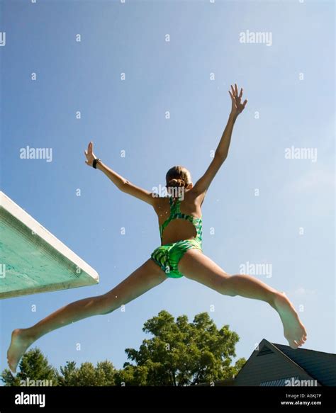 Girl Diving Jumping Swimming Pool Young Fotografías E Imágenes De Alta Resolución Alamy