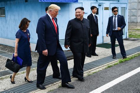 Donald Trump Entra A Corea Del Norte Con Kim Jong Un Cnn
