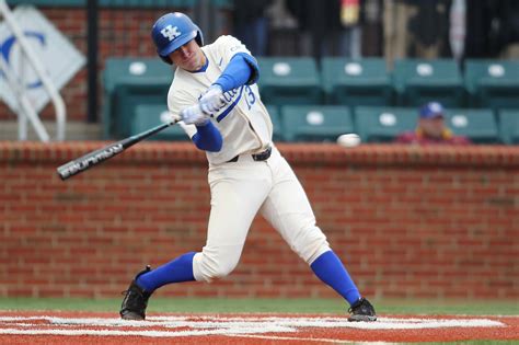 Kentucky Baseball Plays Its Way Out Of Regional Site A Sea Of Blue