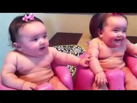 Little child in bath filled with foam, mothers hands soap the babys head with baby shampoo. ‫ضحك أطفال توائم‬‎ - YouTube