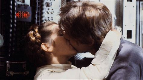 Verwandelt Sich In Verdrehte Ausgrabung Luke Skywalker And Leia Kiss
