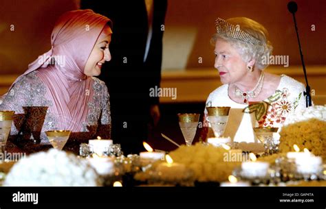 Britain S Queen Elizabeth II Speaks To President Abdullah Gul S Wife