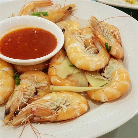 Guangzhou hong xing seafood restaurant (qiaoguang road) noktasına 0 km mesafede. Wednesday seafood with friends. First time trying trying ...