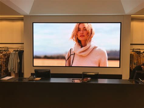 Cuando vas por libre, escuchas a quienes te hacen mejorar. Witchery - Chadstone Shopping Centre - OnQ Digital