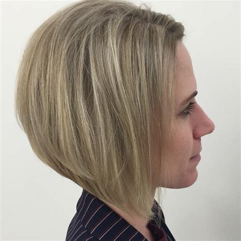 Go ahead and form a curved look on both sides of the head. 30 Short Straight Hairstyles and Haircuts for Stylish Girls