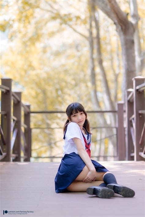Siaoding Komachi Cosplay Imut Pakai Baju Sekolah Minami