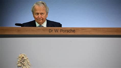 Volkswagen Wolfgang Porsche Bei Vw Hauptversammlung Mit Torte Beworfen