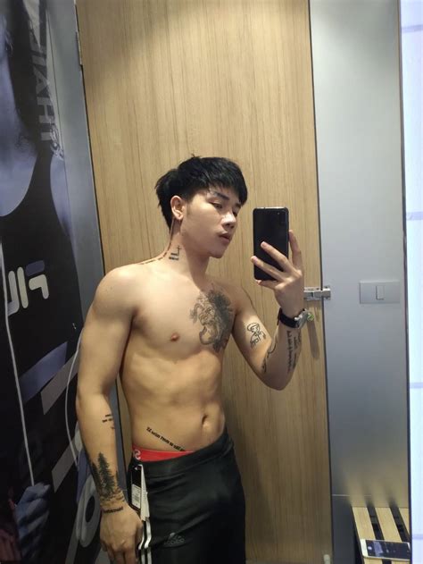 ทำเอาคนดูตกใจไปทั้งคอนเสิร์ต เมื่อนักร้องลูกทุ่งหนุ่ม เบิ้ล ปทุมราช ถูกแฟนคลับดึงตกเวทีซึ่งสูงเกือบ 2 เมตร ในขณะที่เจ้าตัวกำลังนั่งร้อง. เบิ้ล ปทุมราช เจ้าพ่อรอยสัก ยังปลื้ม ไบร์ท วชิรวิชญ์ ...