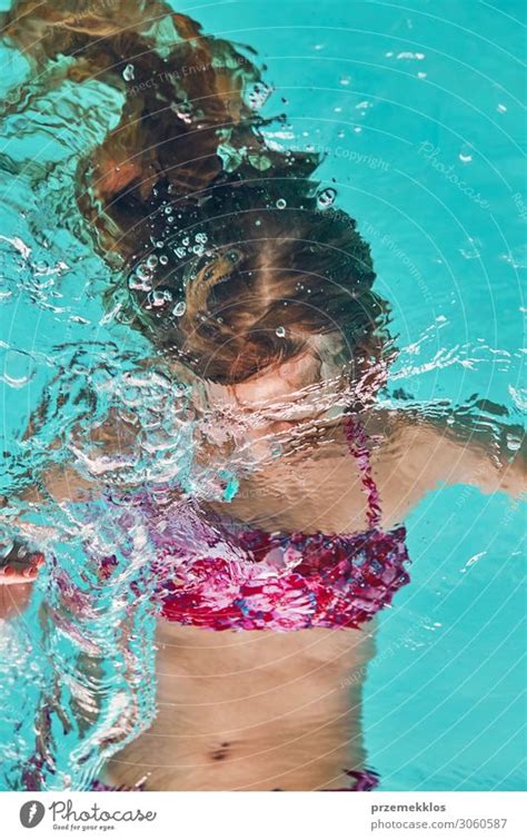 Kleine niedliche adorable Mädchen genießen ein kühles Wasser von ihrer Mutter während heißen