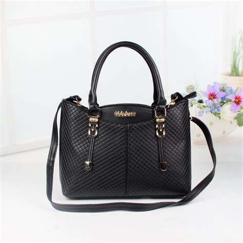 Texture pada bahan sangat berbeda dengan bahan lainyah pada kualitas bahan tas wanita terbaru ialah kualitas bahan dengan harga yang lebih murah dibandingkan bahan tas lainnya.silahkan berkunjung di situs. Ide Terbaru 51+ Tas Wanita Tali Panjang