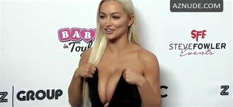 林赛佩拉斯Lindsey Pelas巨大的胸部在第4届年度辣妹在玩具城宠物版筹款活动中在洛杉矶阿瓦隆好莱坞 AZNude 名人