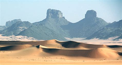 Dies ist ein stück arbeit ein bild einer desolaten algerien landschaft mit, die zur verfügung steht für sie auf palette. Kameltrekking Erg Admer, Wüstenreisen in Algerien mit ...