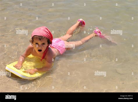 Porträt Eines Mädchens 2 3 Schwimmen Im Flachen Wasser An Bord Stockfoto Bild 78255774 Alamy