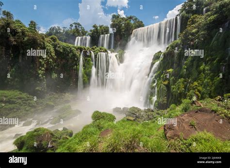 Die Wasserfälle Von Iguzu In Brasilien Und Argentinien Sind Einer Der