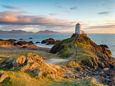 Wales is officially a bilingual nation. 7 Mooiste plekken in Wales | Ontdek de natuur in Wales
