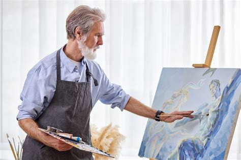 Artista Senior Pintando Sobre Caballete Lienzo Pintor Profesional