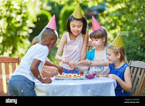 Muchos Niños Juntos Celebrando Con Pastel De Cumpleaños A Los Niños
