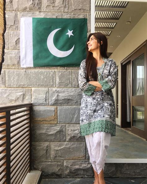 beautiful pictures of pakistani celebrities with flag on pakistan day reviewit pk