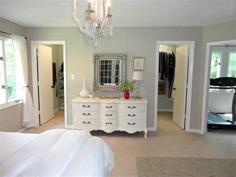 Bedrooms containing large luxurious closets like those found in extravagant million dollar mansions are the dream of any homeowner. The Best Way of Decorating Master Bedroom with Walk in ...