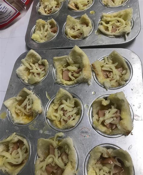Potong puding roti bakar yang dah sejuk , hidangkan bersama sos kastard ini. Resepi Roti Sosej Cheese Bakar | cik sukα taip