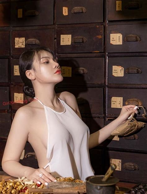 ảnh gái xinh mặc áo yếm mỏng khiêu gợi hở vú sexy nóng bỏng lộ ti