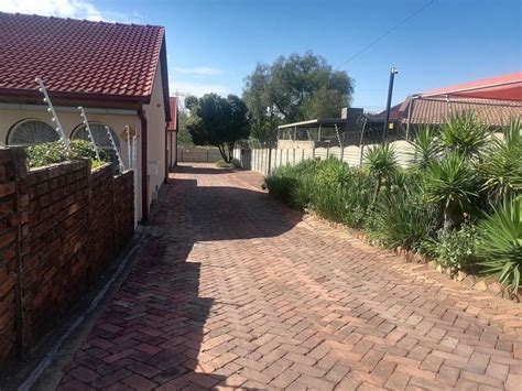 3 Bedroom Townhouse For Sale In Kempton Park West P24 113972487