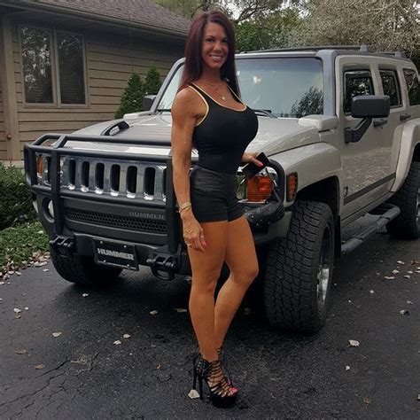 Bodybuilderin Linda Steele Posiert Vor Einem Hummer H3 Schnell überschüssiges Wasser