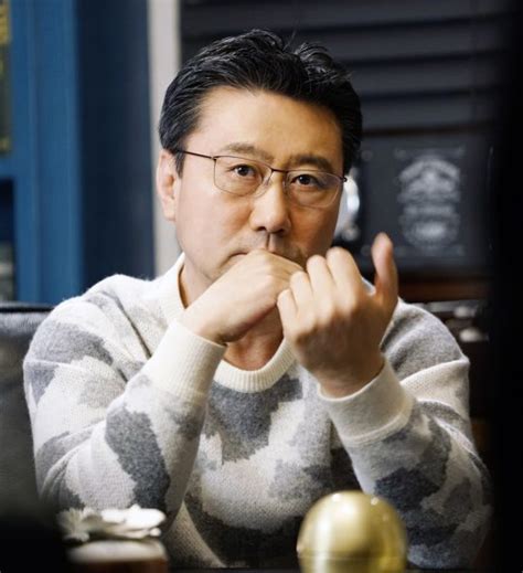그는 1975년 연극배우 첫 데뷔하였고 5년 후 1980년 동양방송 성우로 정식 데뷔하였다. '이판사판' 최정우 "드라마 에피소드와 대한민국 현실 ...