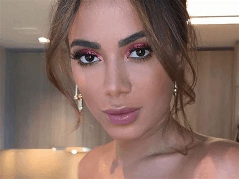 Anitta é clicada na praia e acaba mostrando bumbum sem Photoshop | RD1