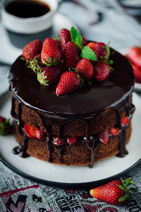 Str018 Strawberry Chocolate Cake Vanilla Cake Cake Delivery In