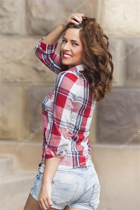 Schöne Junge Frau In Jeans Hotpants Und Kariertem Hemd