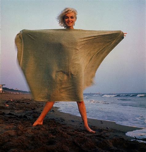 Мэрилин Монро в зеленом полотенце на Санта Моника Бич в году foto