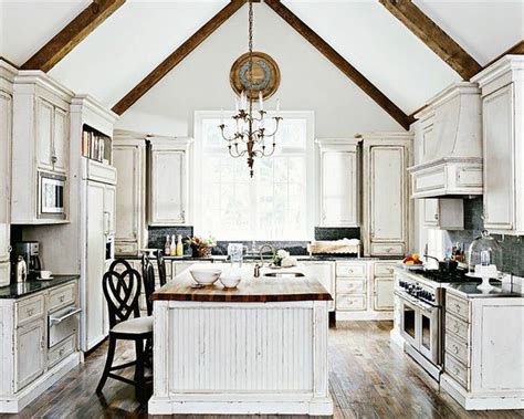Una palette di 20 colori raffinata e romantica ispirata allo stile nordico e shabby chic. ampia cucina con travi a vista e pavimento in legno ...