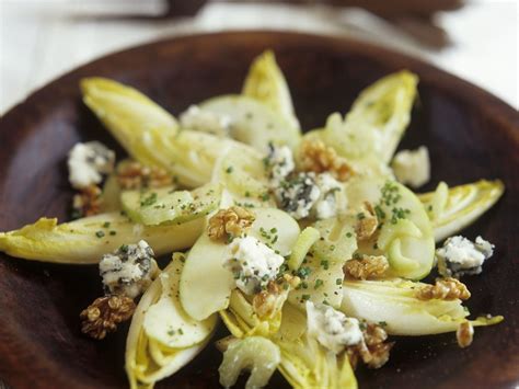 Chicorée - Apfel - Salat mit Roquefort und Nüssen Rezept