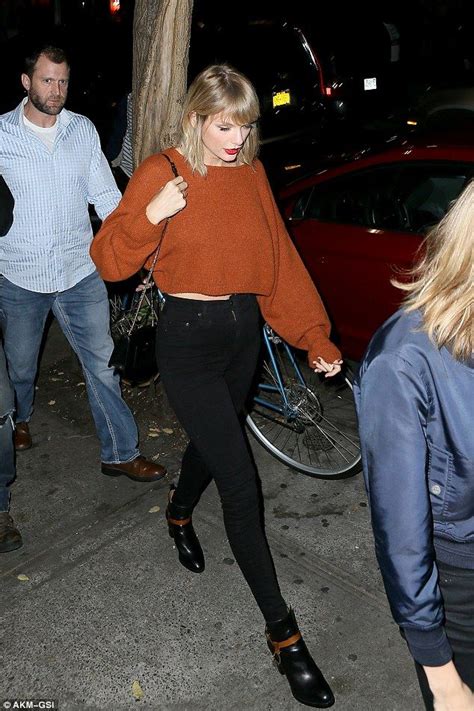 Autumn Chic The 26 Year Old Star Kept It Casual In Black Skinny Jeans