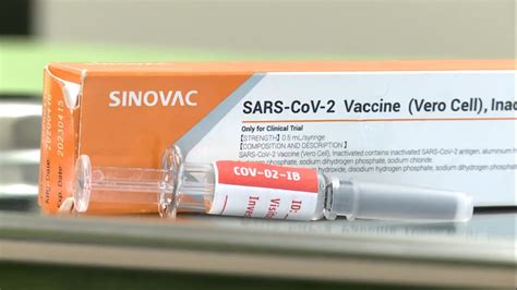Making sure they are safe. Vacina contra a covid-19 é aplicada em Curitiba pela ...