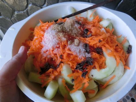 Masukkan timun, lobak merah, bawang besar, bawang putih, dan cili merah. Mrs Pip || The Reviewer