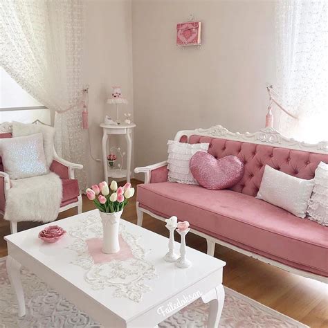 Jika tertarik, cobalah wallpaper dinding beri bantal cantik di sofa. 30 Desain Ruang Tamu Shabby Chic Minimalis Cantik Terbaru ...