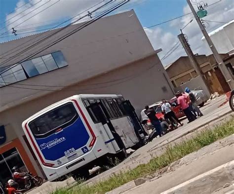 Urgente Motociclista vai parar embaixo de ônibus após colisão na