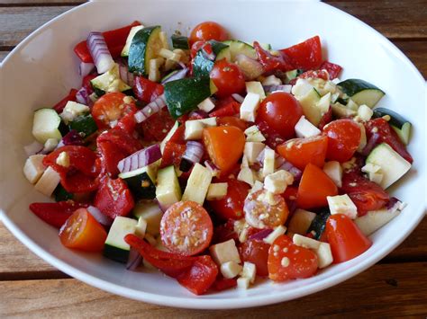 Salade méditerranéenne à la courgette poivron tomates et féta