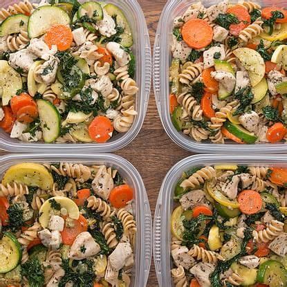 Olive oil, chicken breast, carrots, zucchini, yellow squash, fresh kale, garlic, whole grain whole wheat rotini pasta, dried oregano, salt, pepper. MEAL PREP GARLIC CHICKEN AND VEGGIE PASTA (With images) | Veggie pasta recipes, Lunch meal prep ...