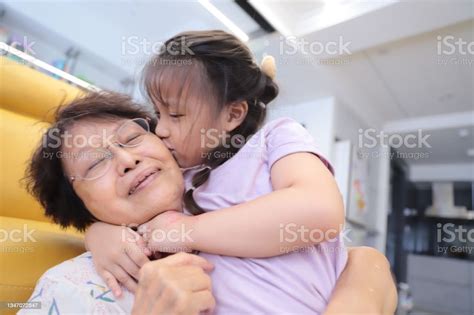 거실에 들고 있는 할머니와 손녀 2명에 대한 스톡 사진 및 기타 이미지 2명 4 5세 60 69세 Istock