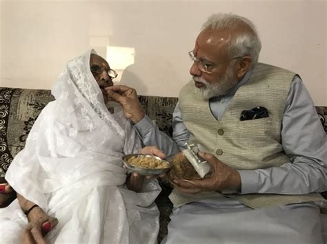 Pm Modi Spends Moments With His Mother In Gandhinagar Seeks Her Blessings